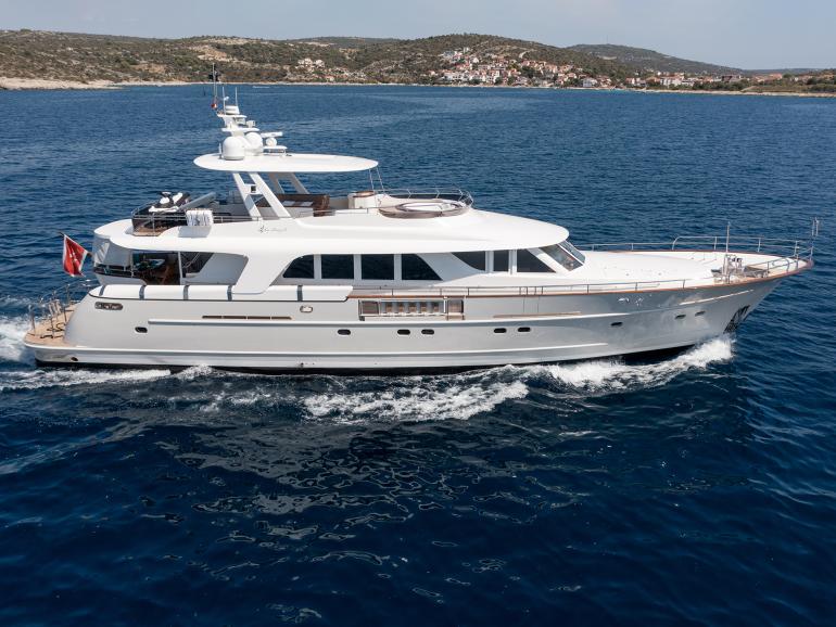 Mulder Shipyard Guido de Groot Design Flybridge 88 dutch motor yacht Sea Breeze II for sale charter