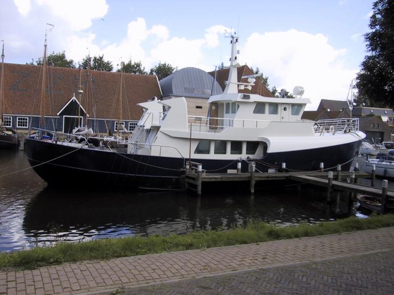 nl24.012-van-der-molen-pieter-beeldsnijder-design-custom-dutch-motor-yacht-01.jpg