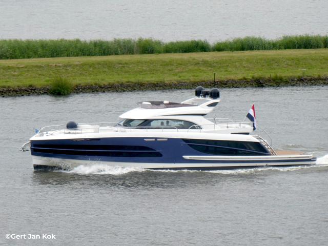 nl20.061-van-der-valk-wim-van-der-valk-cor-d-rover-design-beachclub-dutch-motor-yacht-01.jpg