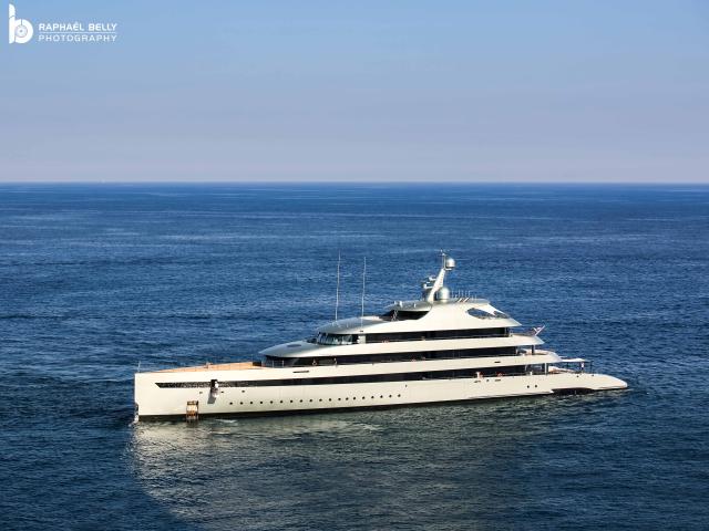 nl83.002-feadship-de-vries-cristina-gherardi-design-de-voogt-naval-architects-custom-dutch-motor-yacht-01.jpg